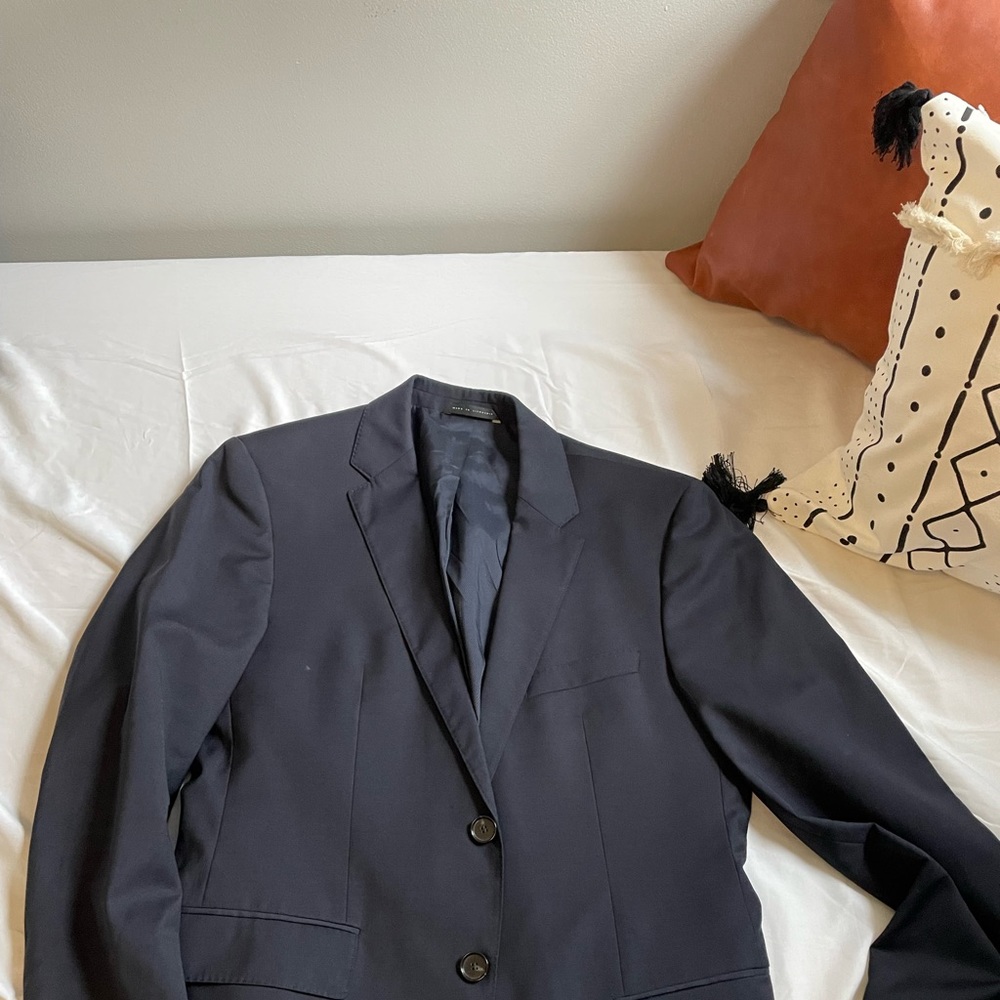 Hugo Boss navy blue suit. Size 36r.